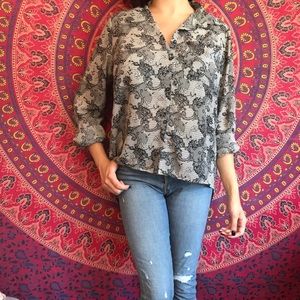 Women’s blouse with buttons